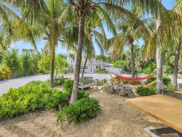Walk to Beach Six Bedroom Pool Home in Marathon