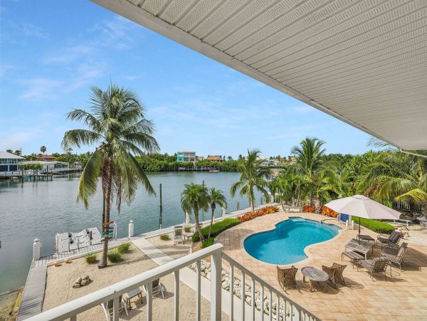Walk to Beach Six Bedroom Pool Home in Marathon