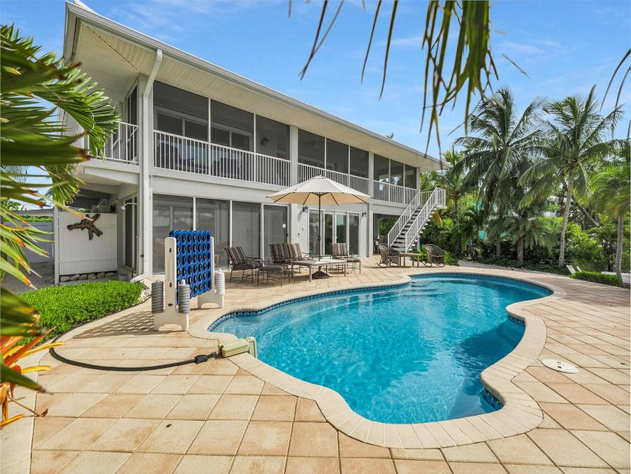 Walk to Beach Six Bedroom Pool Home in Marathon