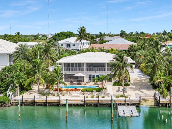 Walk to Beach Six Bedroom Pool Home in Marathon