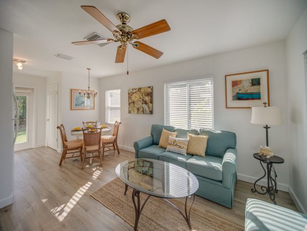 Lovely Two Bedroom Condo with Community Amenities in Naples