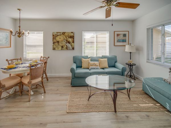 Lovely Two Bedroom Condo with Community Amenities in Naples
