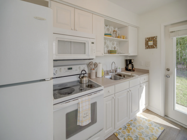 Lovely Two Bedroom Condo with Community Amenities in Naples