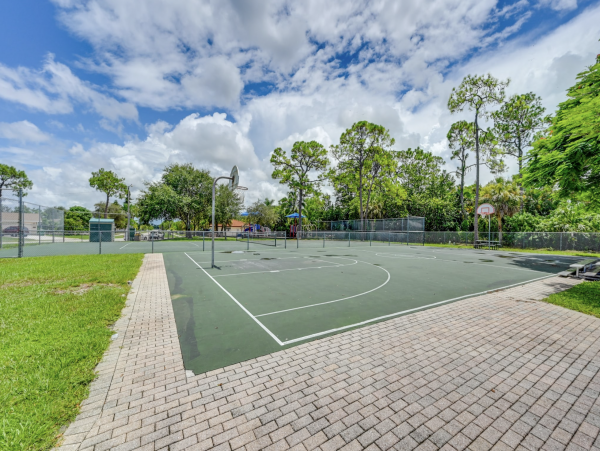Lovely Two Bedroom Condo with Community Amenities in Naples
