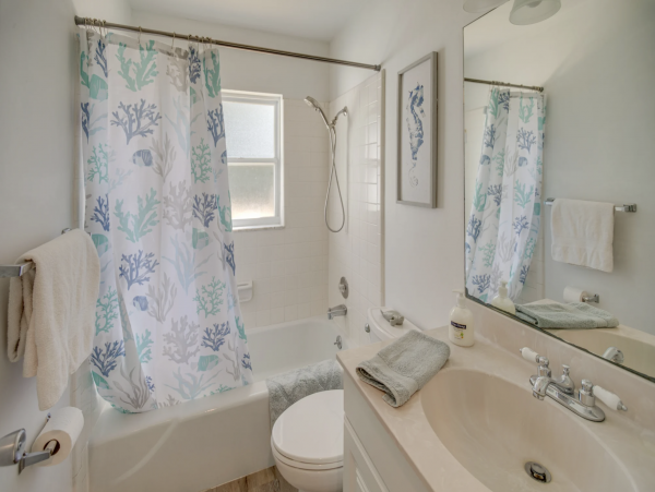 Lovely Two Bedroom Condo with Community Amenities in Naples