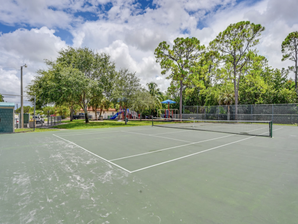 Lovely Two Bedroom Condo with Community Amenities in Naples
