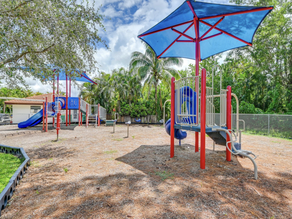 Lovely Two Bedroom Condo with Community Amenities in Naples
