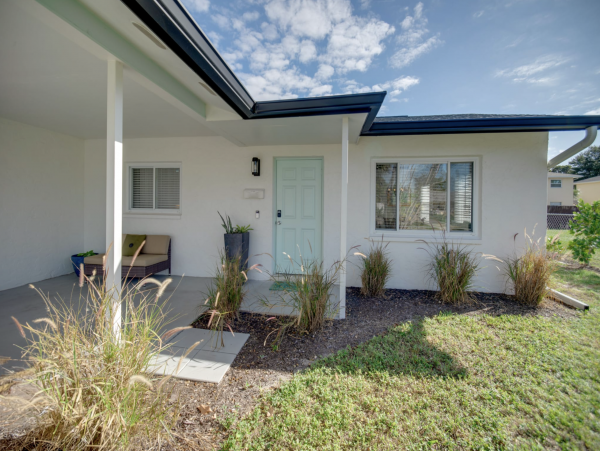 Lovely Two Bedroom Condo with Community Amenities in Naples