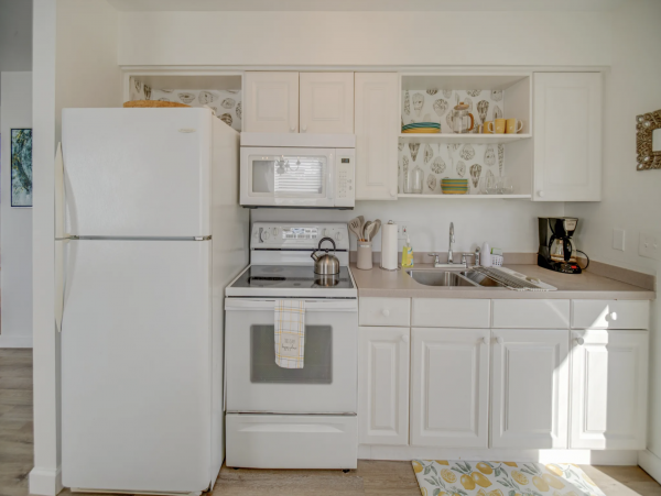 Lovely Two Bedroom Condo with Community Amenities in Naples