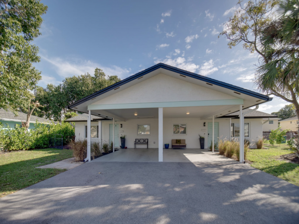 Lovely Two Bedroom Condo with Community Amenities in Naples