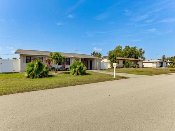 Venice Two Bedroom Vacation Rental Cozy Getaway
