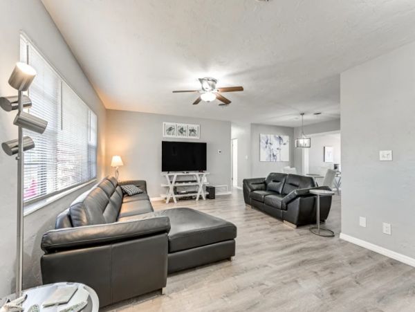 Venice Two Bedroom Vacation Rental Cozy Getaway