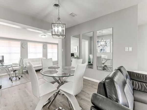 Venice Two Bedroom Vacation Rental Cozy Getaway