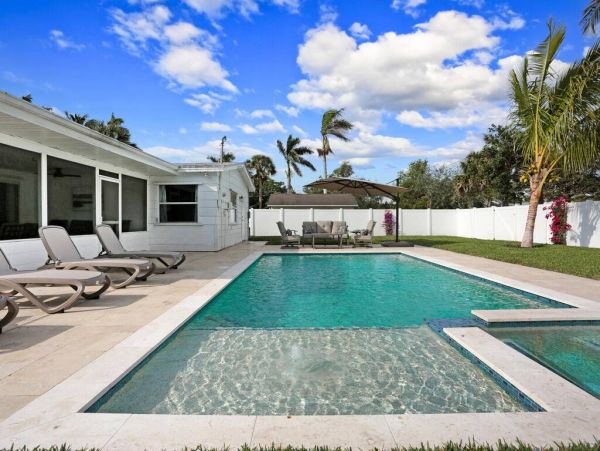 Naples Luxury 4-Bedroom Home with Pool in a Great Location
