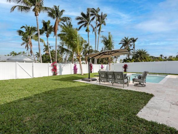 Naples Luxury 4-Bedroom Home with Pool in a Great Location