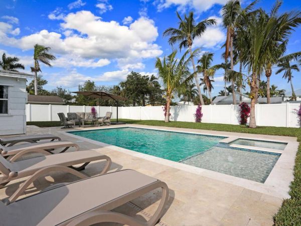 Naples Luxury 4-Bedroom Home with Pool in a Great Location