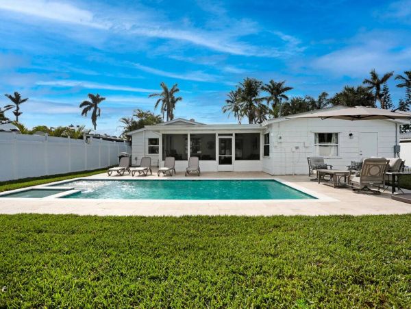 Naples Luxury 4-Bedroom Home with Pool in a Great Location