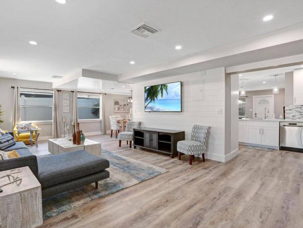 Naples Luxury 4-Bedroom Home with Pool in a Great Location