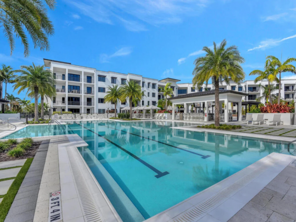 Luxury Naples Condo: Resort Amenities & Prime Location