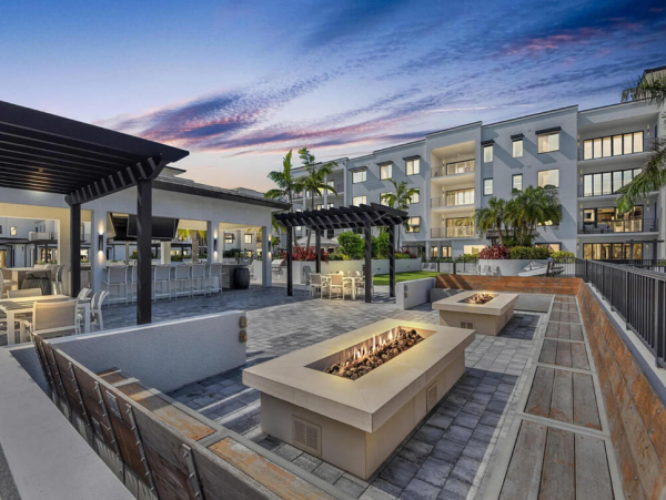 Luxury Naples Condo: Resort Amenities & Prime Location