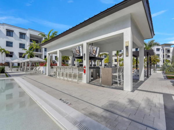 Luxury Naples Condo: Resort Amenities & Prime Location