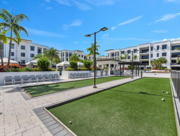 Luxury Naples Condo: Resort Amenities & Prime Location