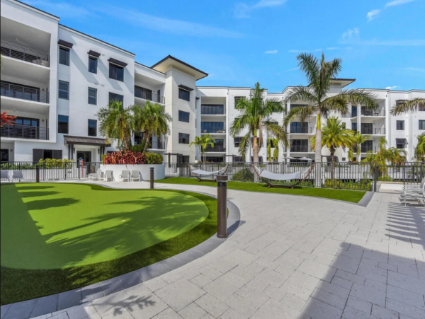 Luxury Naples Condo: Resort Amenities & Prime Location