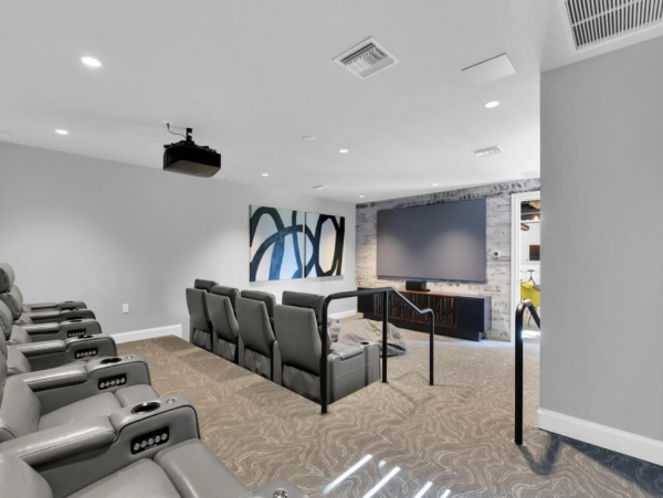 Luxury Naples Condo: Resort Amenities & Prime Location