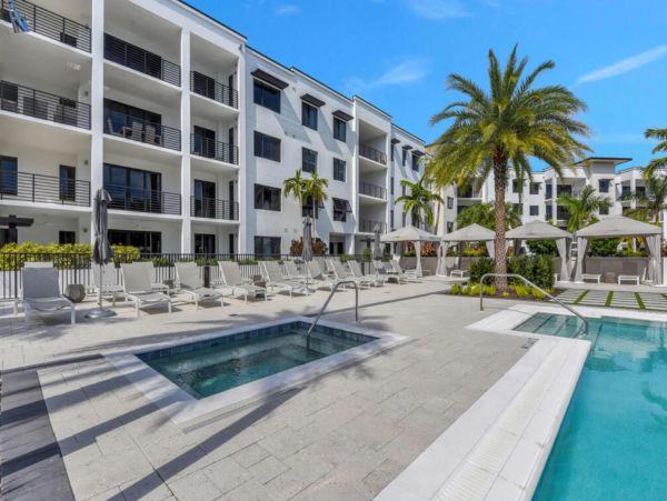 Luxury Naples Condo: Resort Amenities & Prime Location