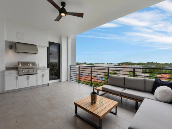 Luxury Naples Condo: Resort Amenities & Prime Location