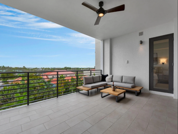 Luxury Naples Condo: Resort Amenities & Prime Location