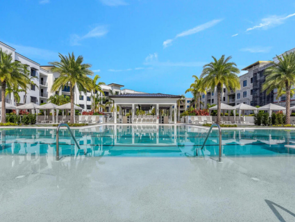 Luxury Naples Condo: Resort Amenities & Prime Location