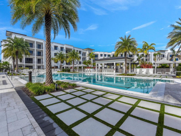 Luxury Naples Condo: Resort Amenities & Prime Location