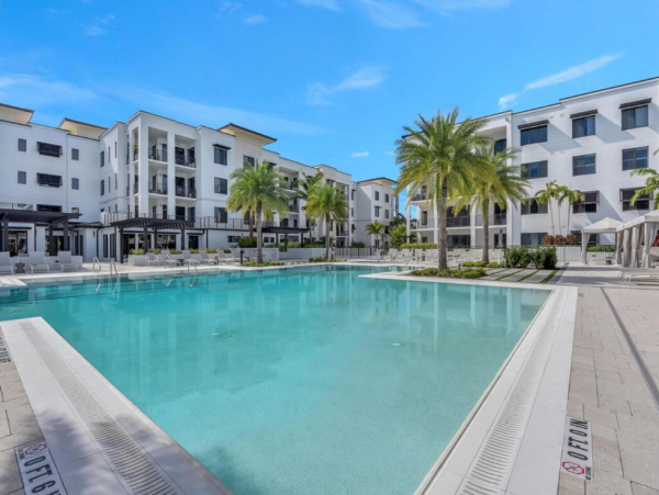 Luxury Naples Condo: Resort Amenities & Prime Location