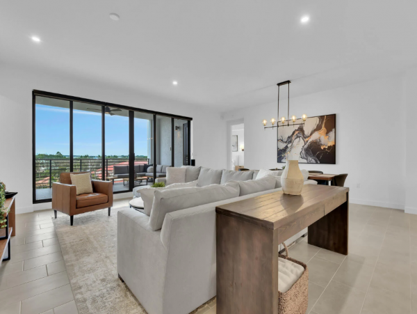 Luxury Naples Condo: Resort Amenities & Prime Location