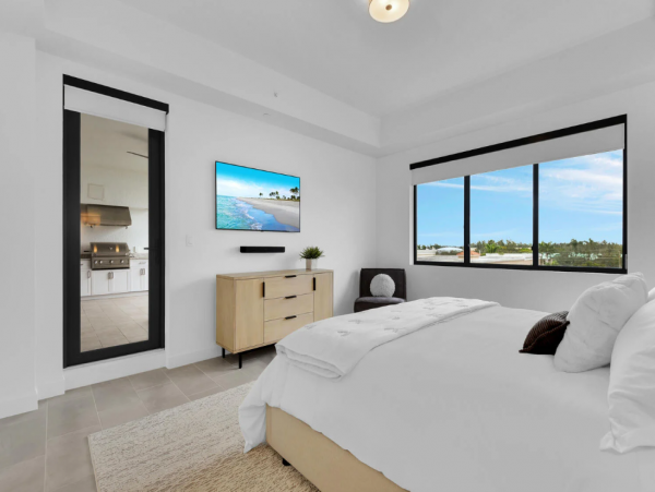 Luxury Naples Condo: Resort Amenities & Prime Location
