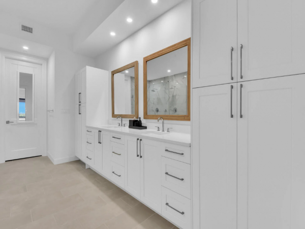Luxury Naples Condo: Resort Amenities & Prime Location
