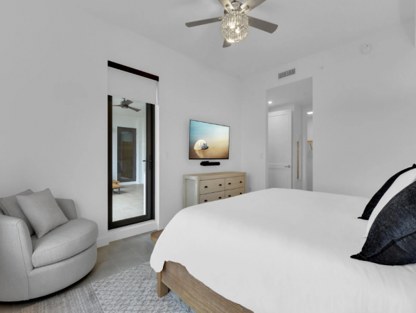 Luxury Naples Condo: Resort Amenities & Prime Location