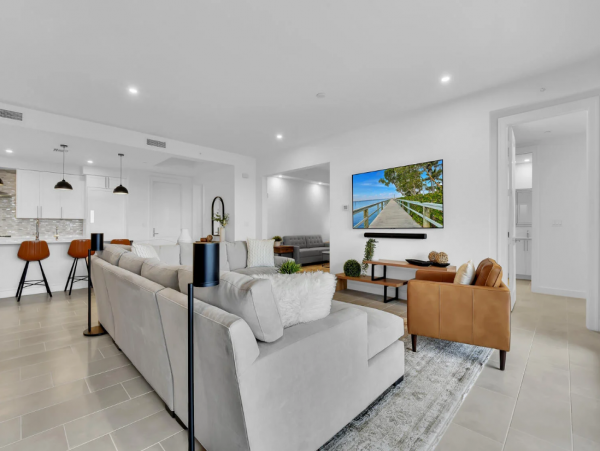 Luxury Naples Condo: Resort Amenities & Prime Location