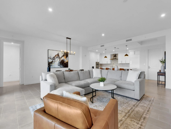 Luxury Naples Condo: Resort Amenities & Prime Location