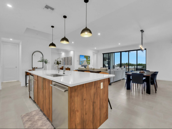 Luxury Naples Condo: Resort Amenities & Prime Location