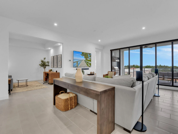 Luxury Naples Condo: Resort Amenities & Prime Location