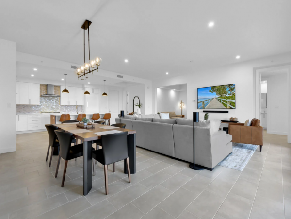 Luxury Naples Condo: Resort Amenities & Prime Location