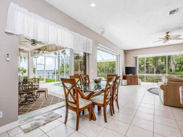 Beautiful Vacation Waterfront Rental in Cape Coral