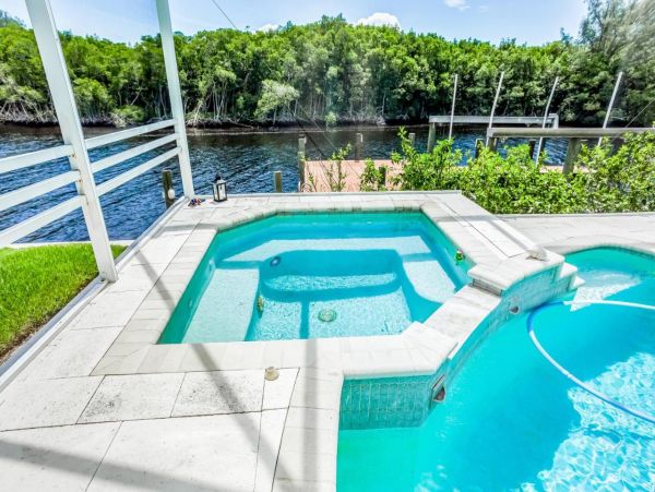 Beautiful Vacation Waterfront Rental in Cape Coral