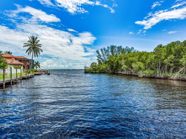 Beautiful Vacation Waterfront Rental in Cape Coral
