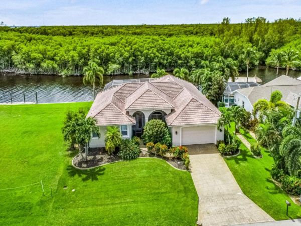 Beautiful Vacation Waterfront Rental in Cape Coral