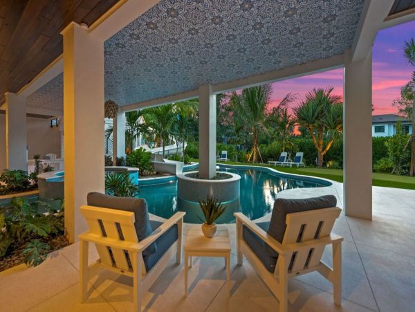 Lake View Six Bedroom Vacation Home in Siesta Key