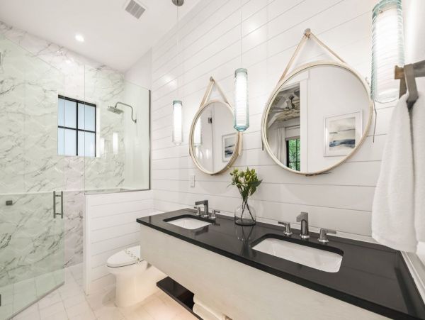 Lake View Six Bedroom Vacation Home in Siesta Key