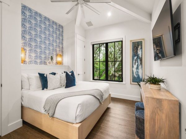 Lake View Six Bedroom Vacation Home in Siesta Key